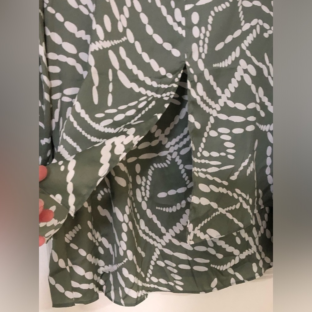 2/$30 Chico’s Green Ivory Keyhole Blouse 3/4 Sleeve Abstract Print Tunic Sz 1 - Picture 5 of 14